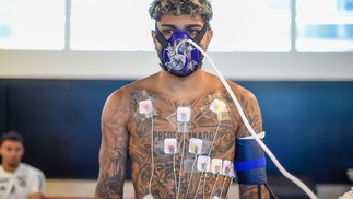 Gabigol passa por exames no Ninho do Urubu — Foto: Marcelo Cortes/CRF