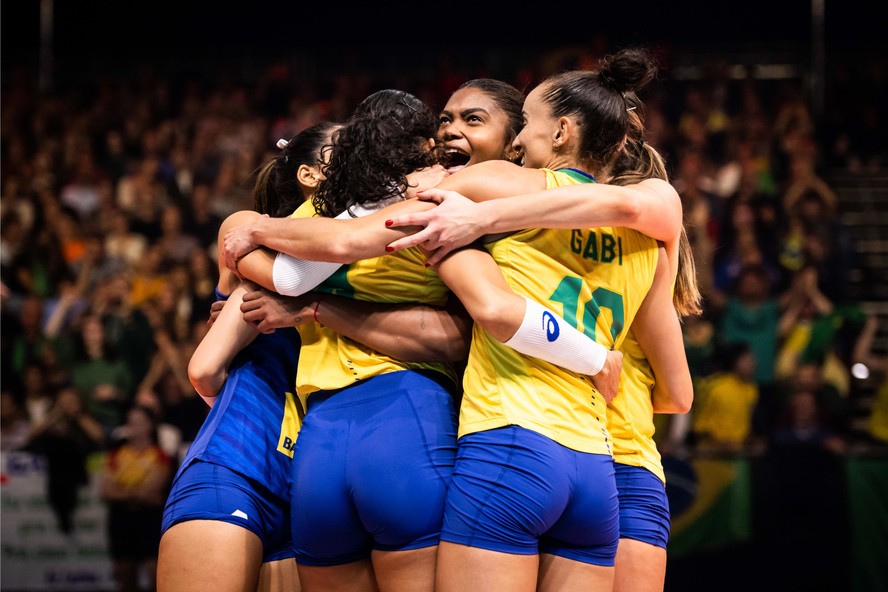 Seleção brasileira feminina de vôlei no Mundial de 2022: vitória contra a Itália levou o Brasil à decisão, após 12 anos.