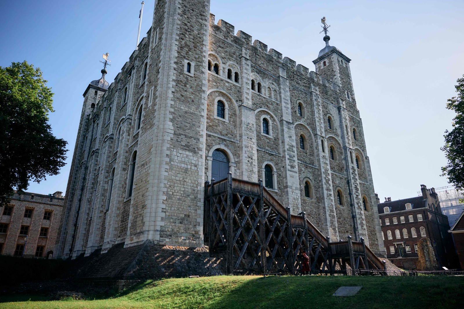 A White Tower, estrutura central da antiga fortaleza, foi construída em 1078 pelo rei Guilherme I, e hoje é um museu que guarda as joias da coroa britânica — Foto: Benjamin Cremel / AFP