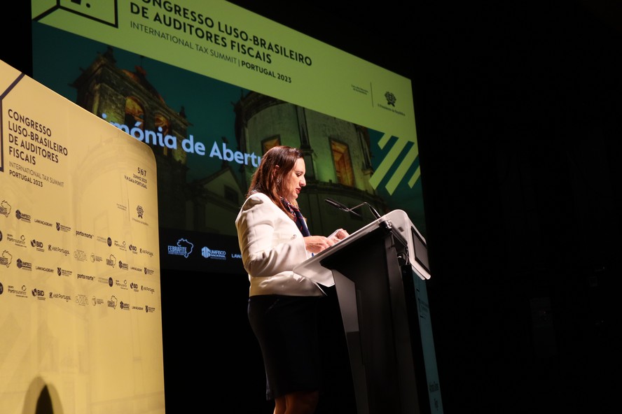 A subsecretária-geral da Receita, Adriana Gomes Rêgo, participa de congresso em Portugal
