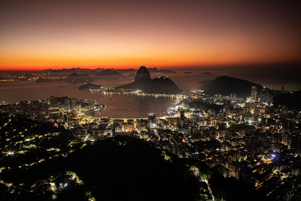 Turismo da madrugada. Vista do Mirante Dona Marta, no Cosme Velho — Foto: Hermes de Paula / Agência O Globo
