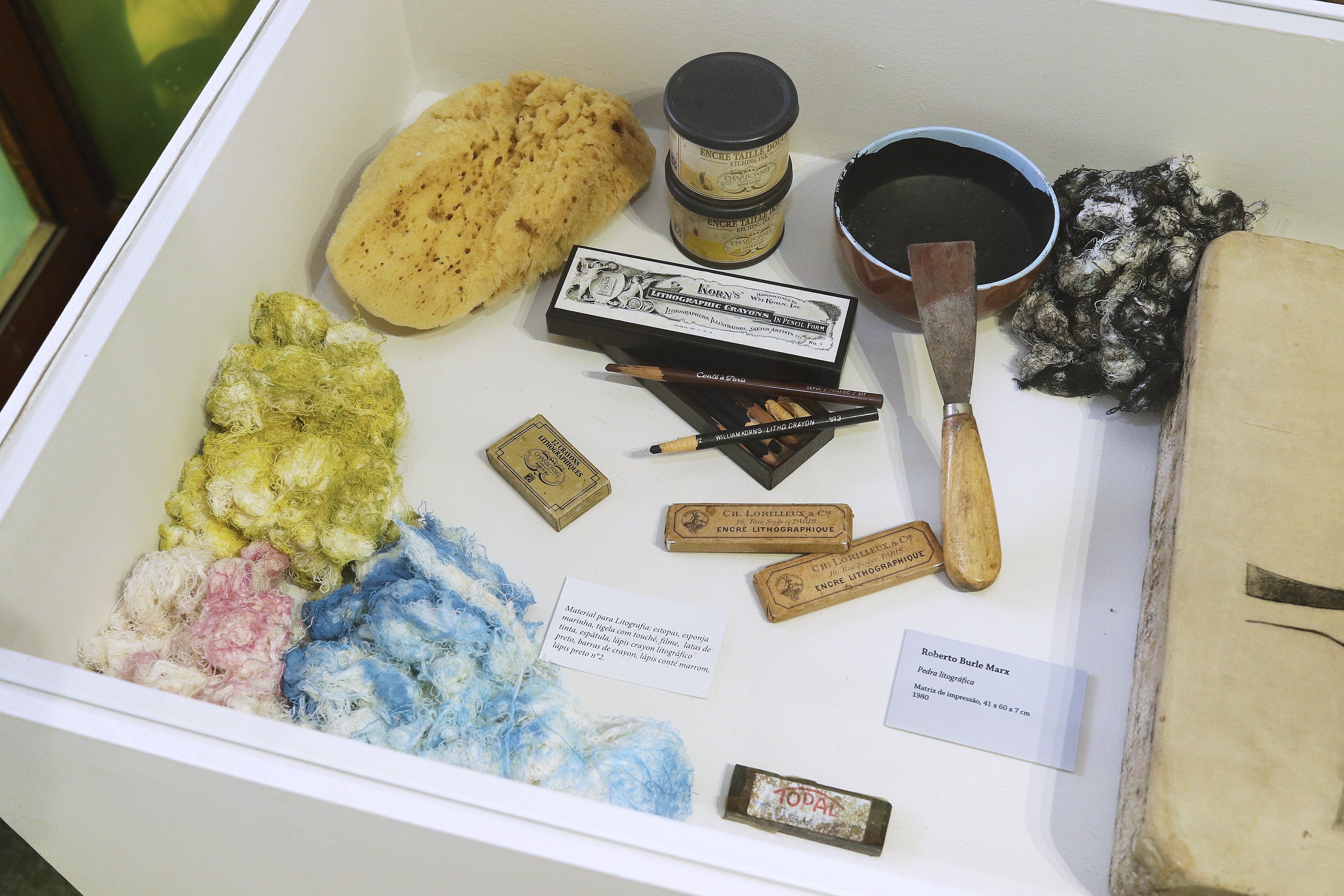 Com obras de mais de 45 artistas brasileiros, mostra gratuita no Sesc Madureira explica os processos da litografia e da serigrafia - QTU Questões do Universo