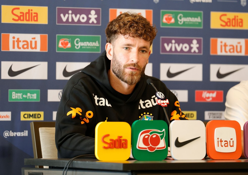 Léo Pereira em entrevista coletiva da seleção brasileira — Foto: Rafael Ribeiro/CBF