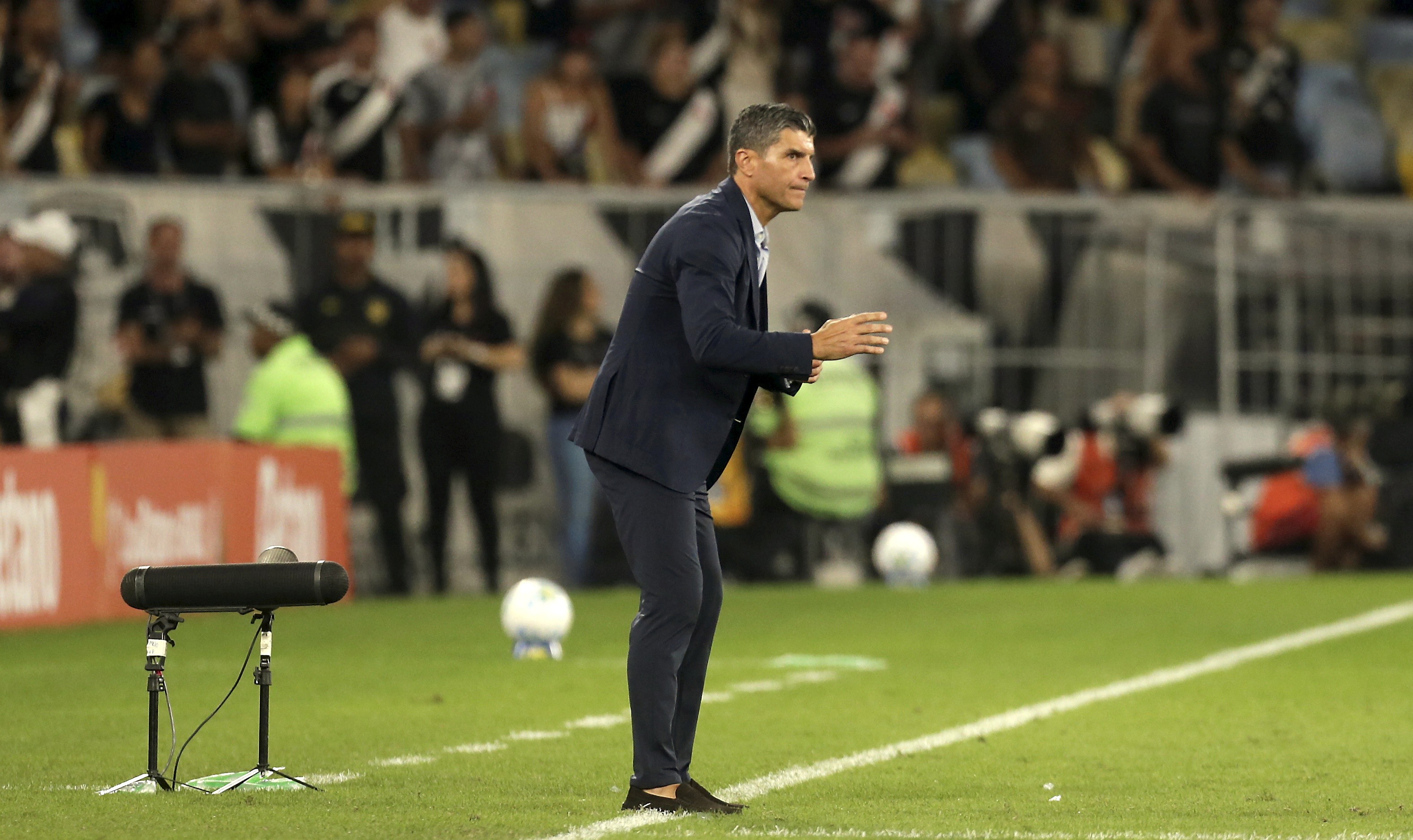 Pedro Emanuel mostra satisfação com primeiro tempo 