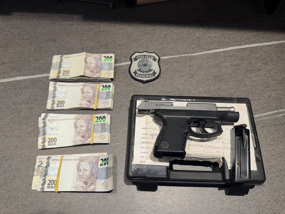Armas e maços de dinheiro apreendidos na casa de empresário durante operação da Polícia Federal que mirou o prefeito de São Bernardo do Campo (SP) — Foto: Divulgação/Polícia Federal