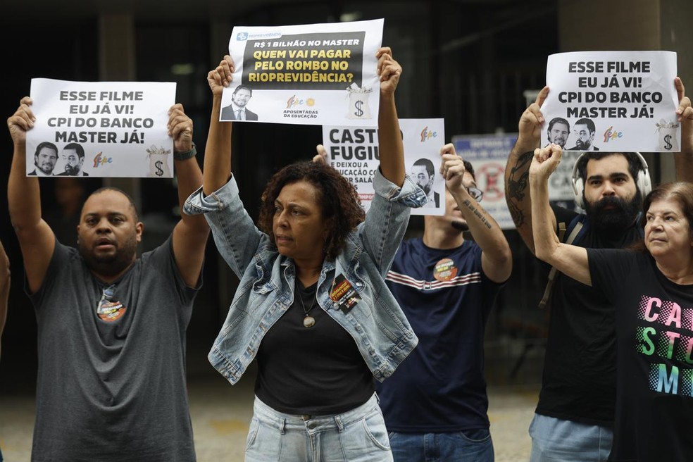 Manifestantes protestam contra Cl&aacute;udio Castro em frente ao Quartel-general da Pol&iacute;cia Militar do Rio de Janeiro &mdash; Foto: Gabriel de Paiva