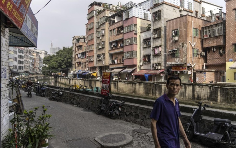 Um bairro de trabalhadores da indústria têxtil em Guangzhou, China. O governo chinês está dando mais ênfase ao apoio à manufatura avançada e a um papel global para a moeda chinesa, em vez de ajudar os consumidores — Foto: Qilai Shen/The New York Times