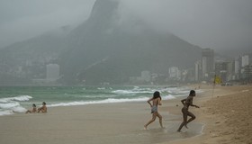 Chegada de frente fria ao Rio traz chuva e alívio no calor