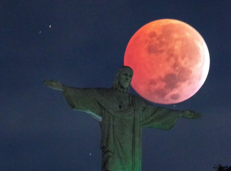 Fotógrafo pegou momento exato do eclipse próximo ao Cristo