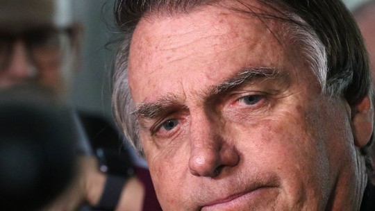 Após receber Pix de R$ 17 milhões, Bolsonaro mostra incômodo em pagar advogados  

