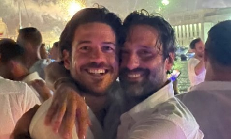 Marcos Pigossi (à esquerda) posa com o namorado, o cineasta italiano Marco Calvani — Foto: Reprodução/Instagram