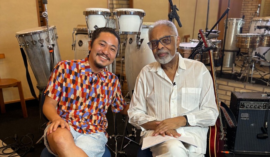 O diretor Bruno Bask e Gilberto Gil no estúdio de gravação