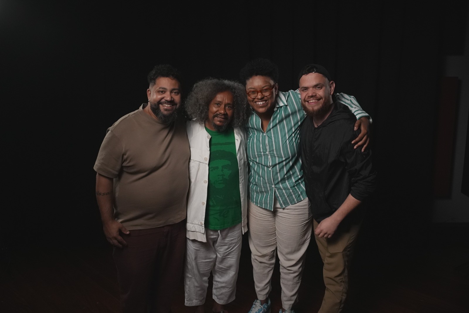 Chico César participa de vídeo do Império Serrano e recebe convite para desfilar