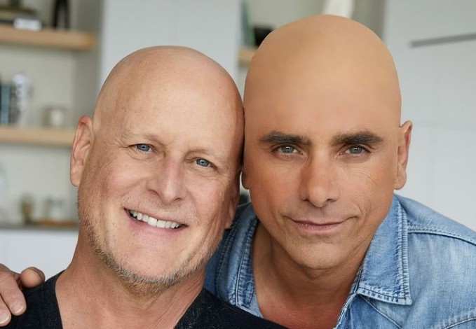 John Stamos é criticado por usar 'falsa careca' para apoiar o colega Dave Coulier, que faz quimioterapia