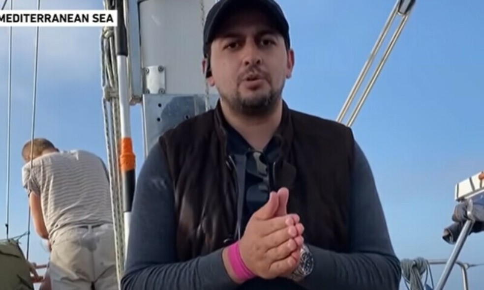 Omar Faiad, correspondente da al-Jazeera, reportando diretamente do barco — Foto: Reprodução/Vídeo