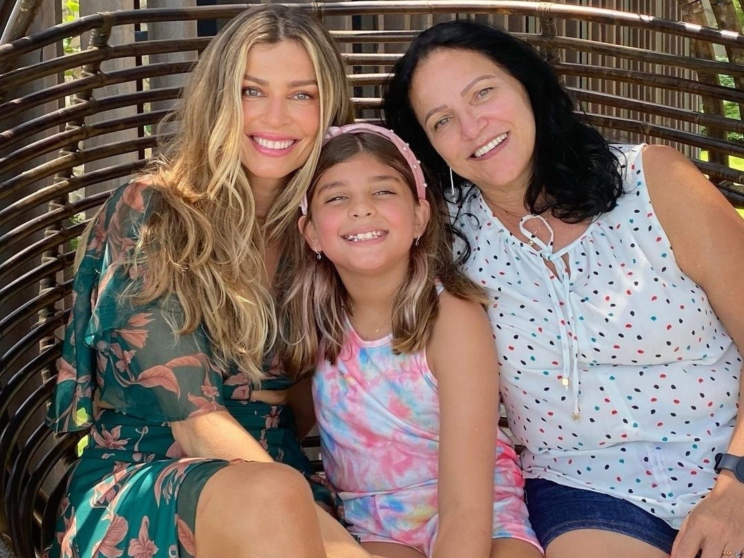A atriz ao lado da filha, Sofia, e da mãe, Cleuza Soares — Foto: Reprodução Internet