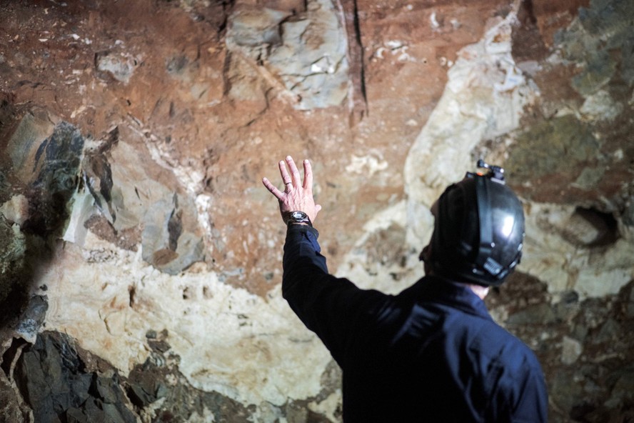 Paleontologista Lee Berger disse ter encontrado tumbas mais antigas da história