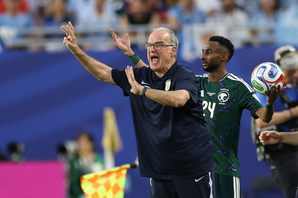 Marcelo Bielsa na beira do campo durante a partida do Uruguai contra a Arábia Saudita — Foto: PATRICIA DE MELO MOREIRA / AFP