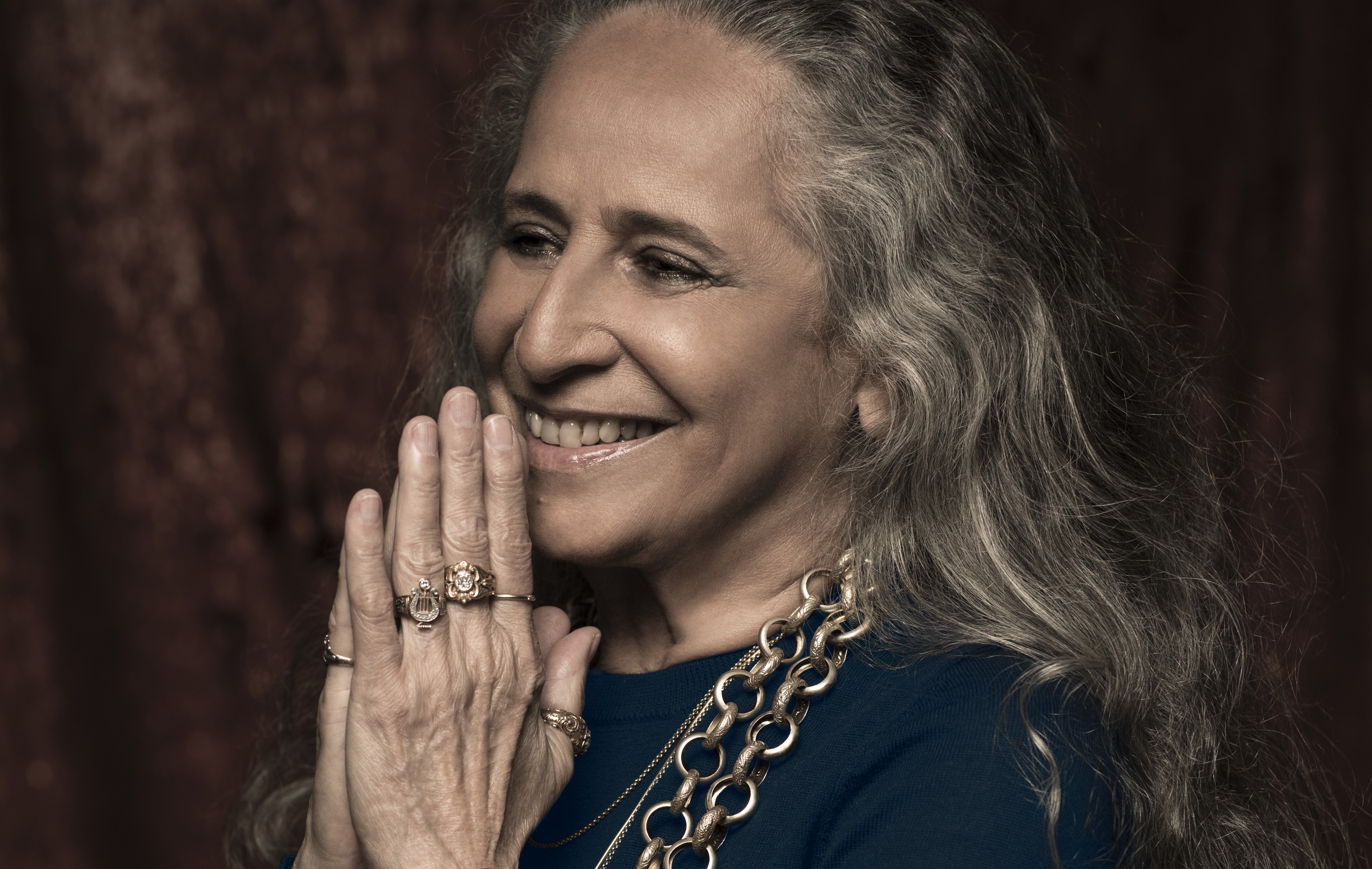 Maria Bethânia completa 80 anos e é celebrada como a maior intérprete da música brasileira