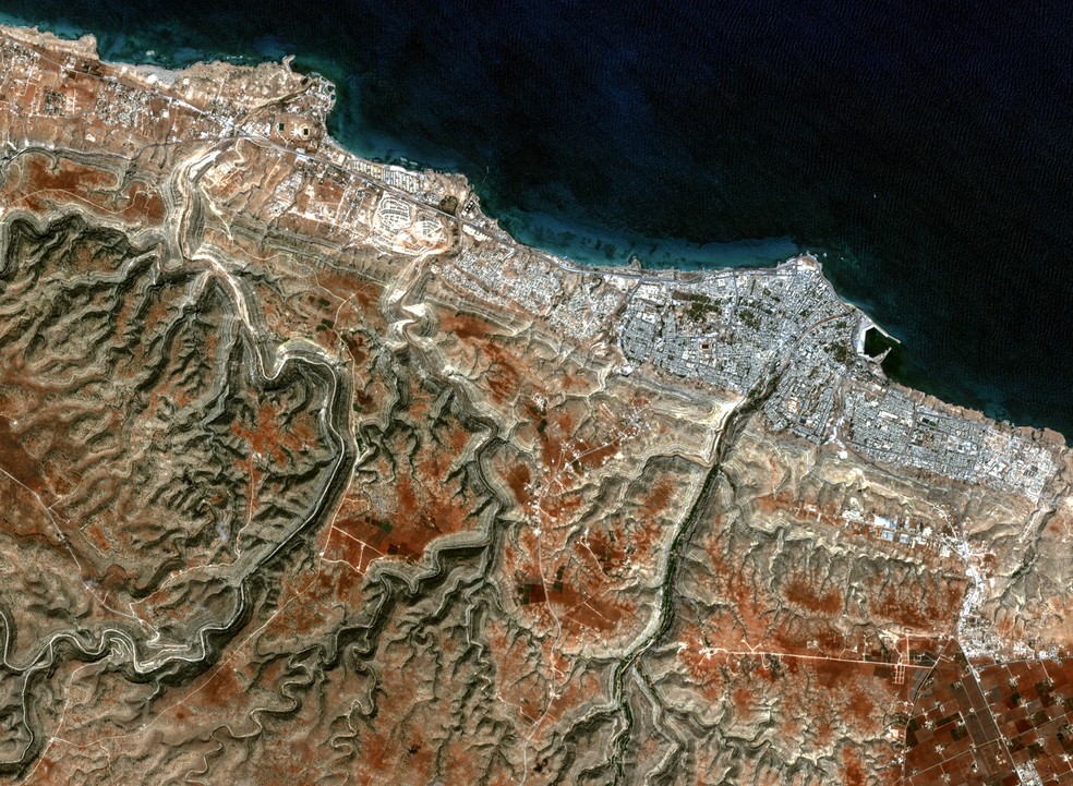 Imagem de satélite mostra uma visão geral da cidade de Derna, no leste da Líbia, antes das enchentes — Foto: AFP