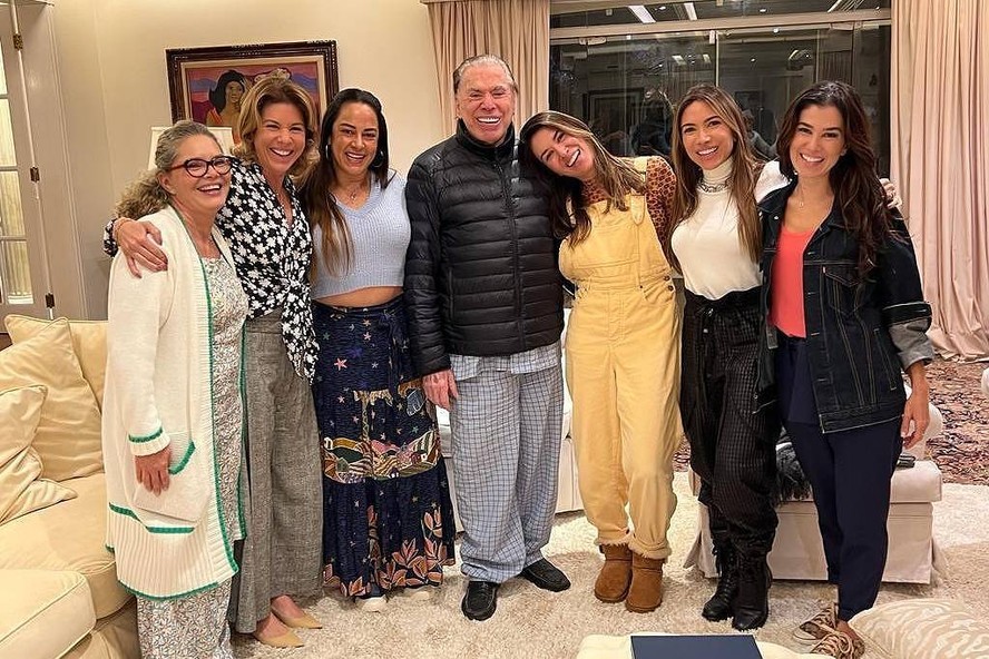 Silvio Santos com as seis filhas: Cintia, Daniela, Silvia, Rebeca, Patricia e Renata