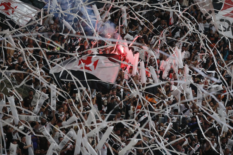 Vasco fans party at the Maracanã — Photo: Marcelo Theobald/Agência O Globo