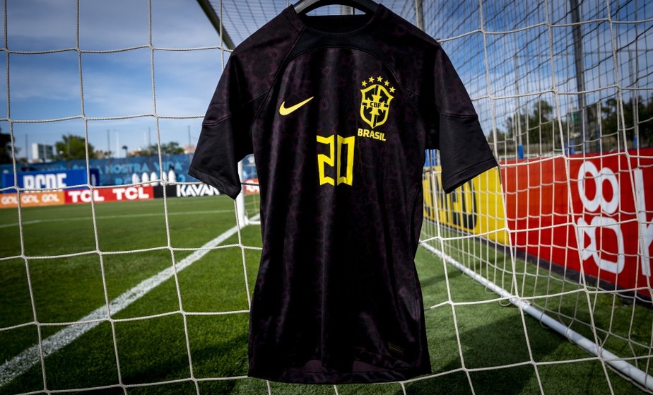 Camiseta Camisa Seleção Brasil - Preta/Dourada