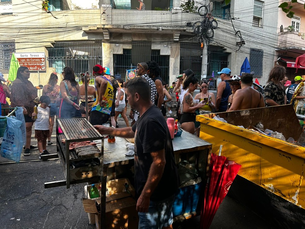 Ambulantes ocupam ruas em Santa Teresa — Foto: Roberto Malfacini