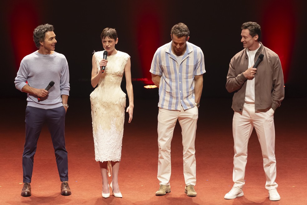 Shawn Levy, Emma Corrin, Ryan Reynolds e Hugh Jackman na Cidade das Artes, no Rio, para evento de 