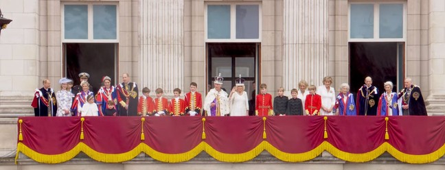 O rei Charles III e a família britânica na sacada do Palácio de Buckingham — Foto: Reprodução de vídeo