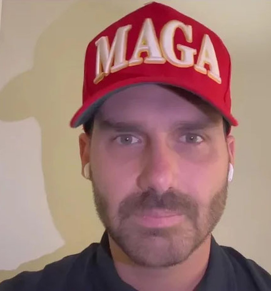 O deputado licenciado Eduardo Bolsonaro e seu boné de cabeceira: Make America Great Again