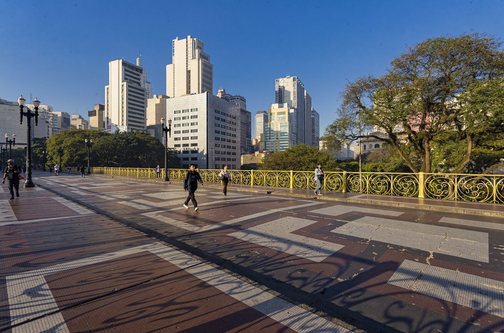 O Vale do Anhangabaú é uma exceção na capital paulista, onde vigora o "carrocentrismo" — Foto: Edilson Dantas / O Globo