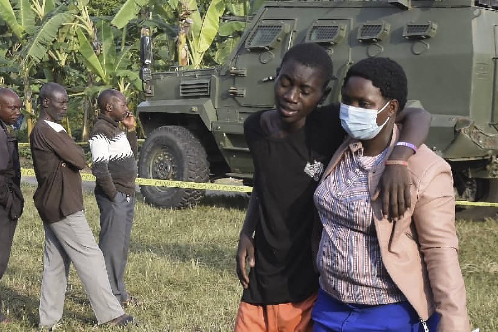 O exército e a polícia perseguem os agressores que fugiram em direção ao Parque Nacional de Virunga — Foto: AFP