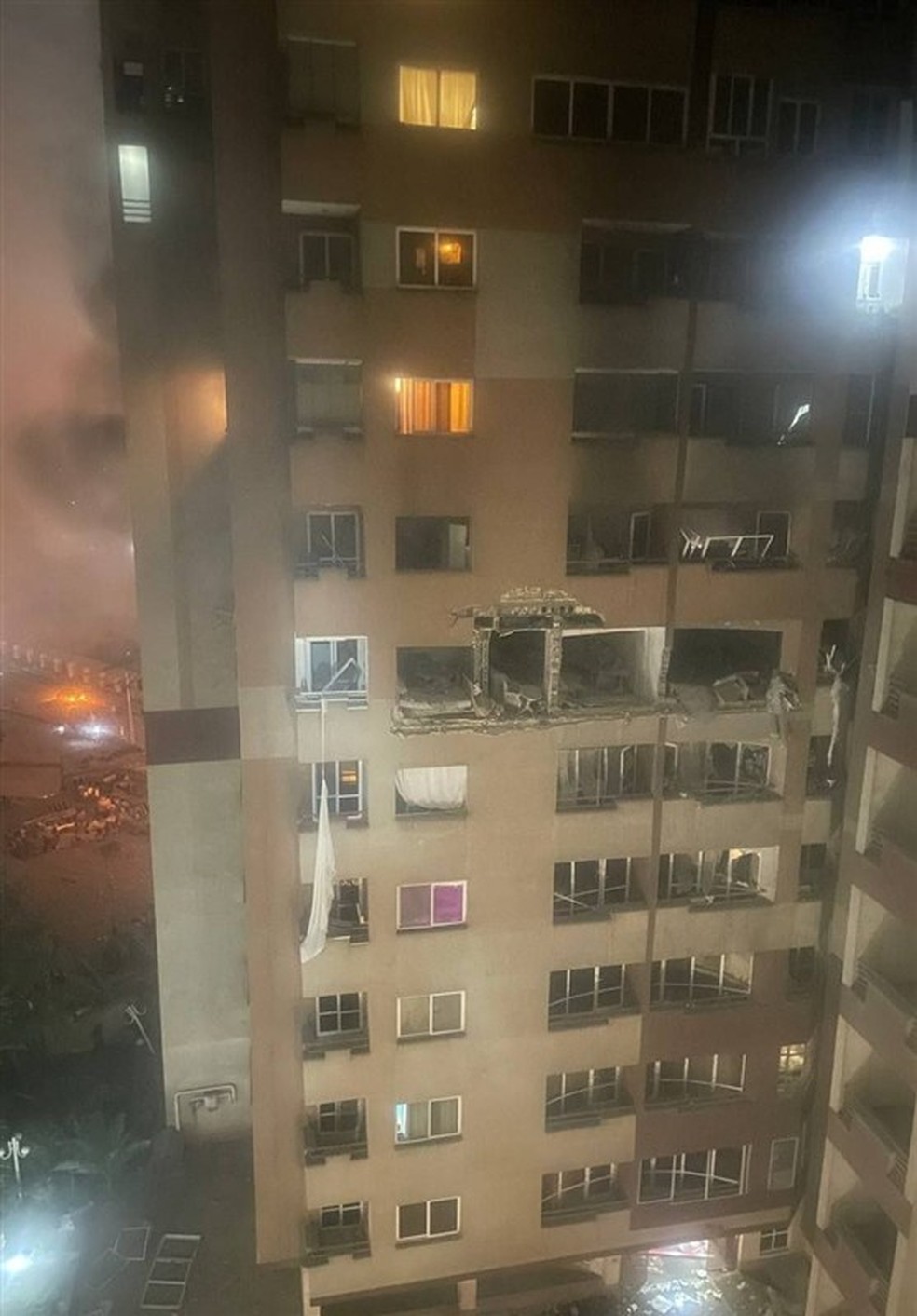 Imagem de prédio residencial atingido em Teerã — Foto: Reprodução/Redes Sociais