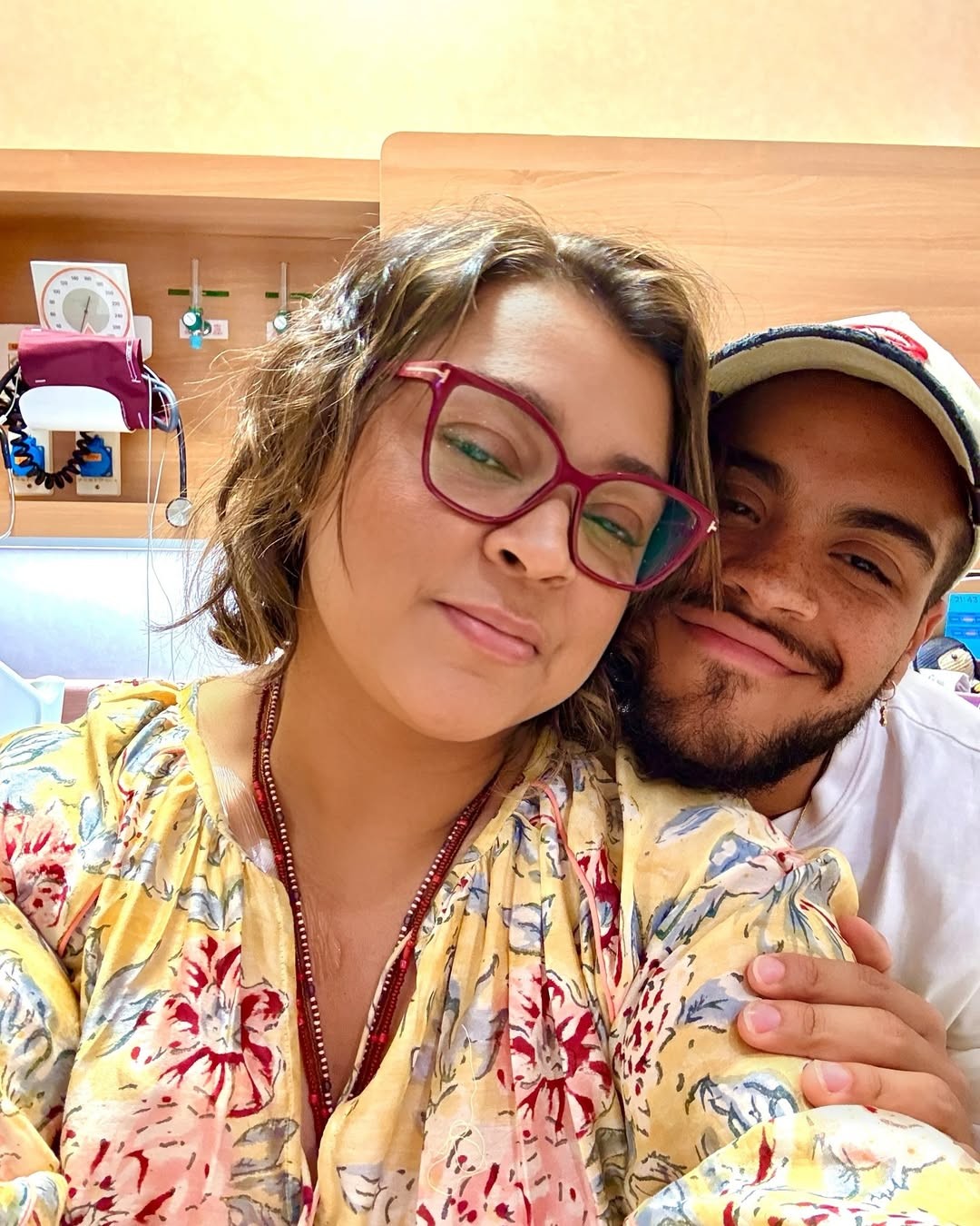Preta Gil com o filho, Francisco, ainda no hospital — Foto: Reprodução/Instagram