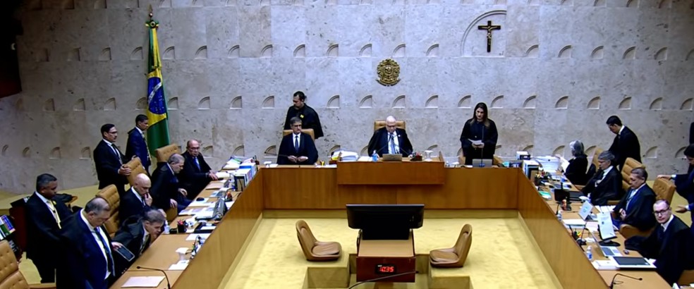 Ministro Edson Fachin na sessão extraordinária para julgamento sobre as mensagens enviadas pelo ex-banqueiro Daniel Vorcaro, dono do Banco Master, ao ministro da Corte Alexandre de Moraes, realizada no Supremo Tribunal Federal (STF) — Foto: Reprodução / STF