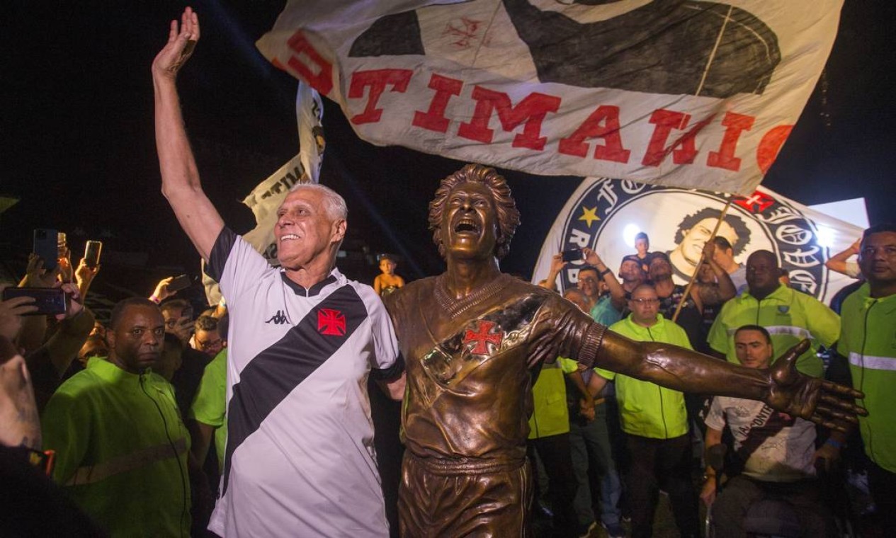 Roberto Dinamite abraça estátua em São Januário — Foto: Daniel Ramalho / CRVG