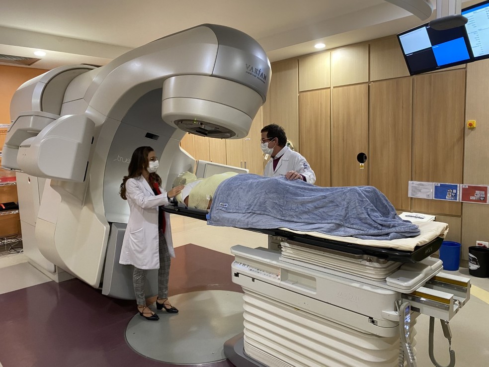 Os médicos Nelson Hamerschlak e Ana Carolina Rezende preparam paciente para radioterapia de medula óssea — Foto: HIAE/Divulgação