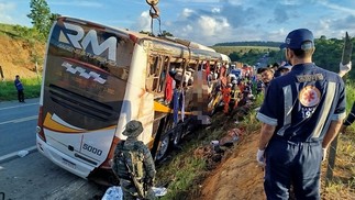 Ônibus de turismo que saiu do Rio de Janeiro tomba e deixa oito mortos na Bahia — Foto: Reprodução/Liberdade News