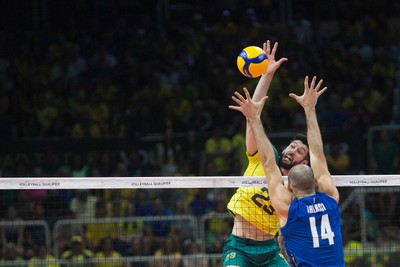 Em jogo eletrizante, Brasil vence Itália no tie-break e sobe na