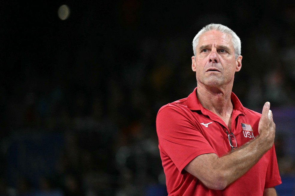 Karch Kiraly, técnico da seleção dos EUA — Foto: Patricia DE MELO MOREIRA / AFP