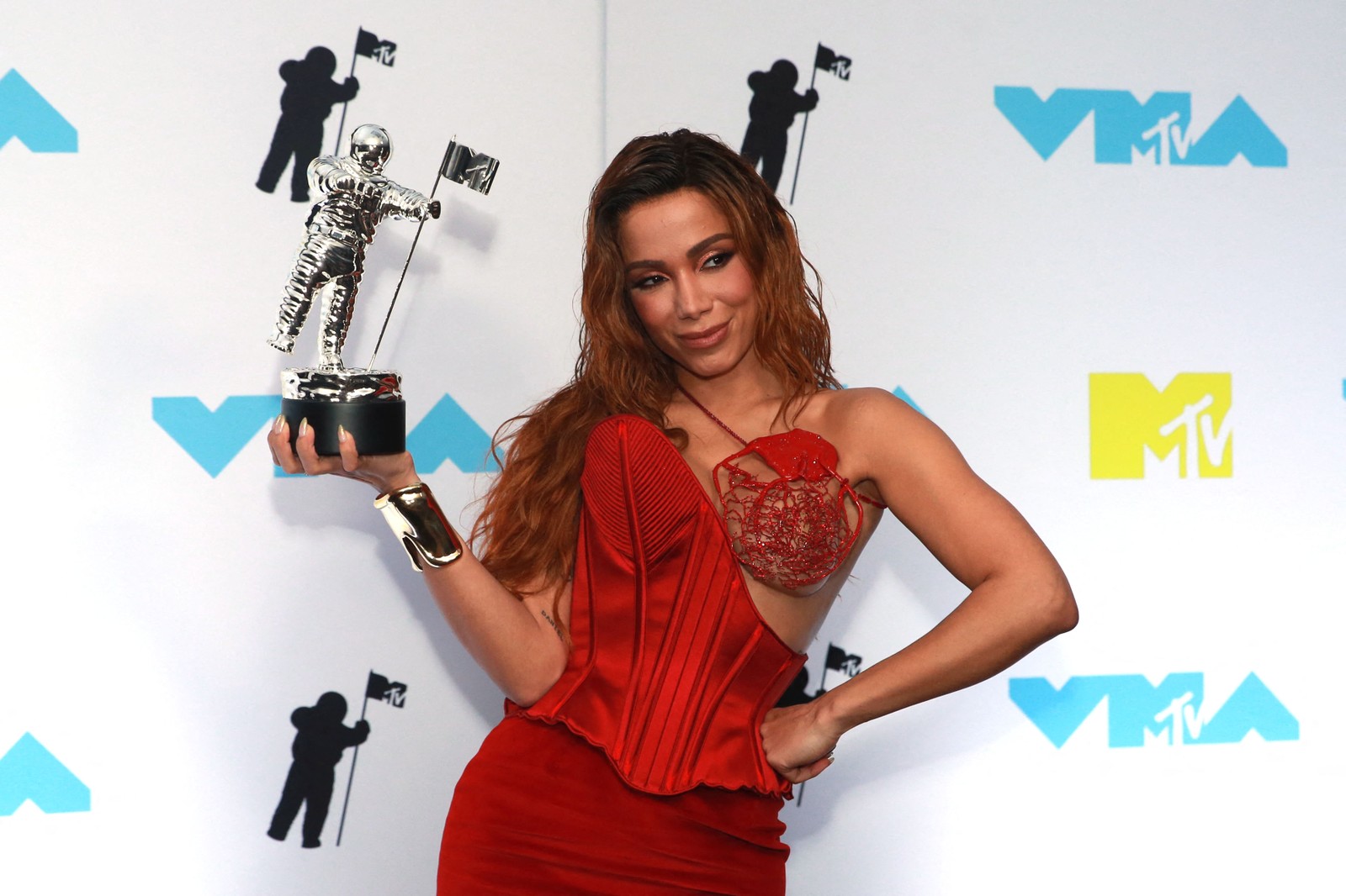 Anitta recebeu o prêmio de Melhor Clipe de Música Latina durante o MTV Video Music Awards (VMAs) no Prudential Center em Newark, Nova Jersey, em 28 de agosto de 2022 — Foto: Andres Kudacki / AFP