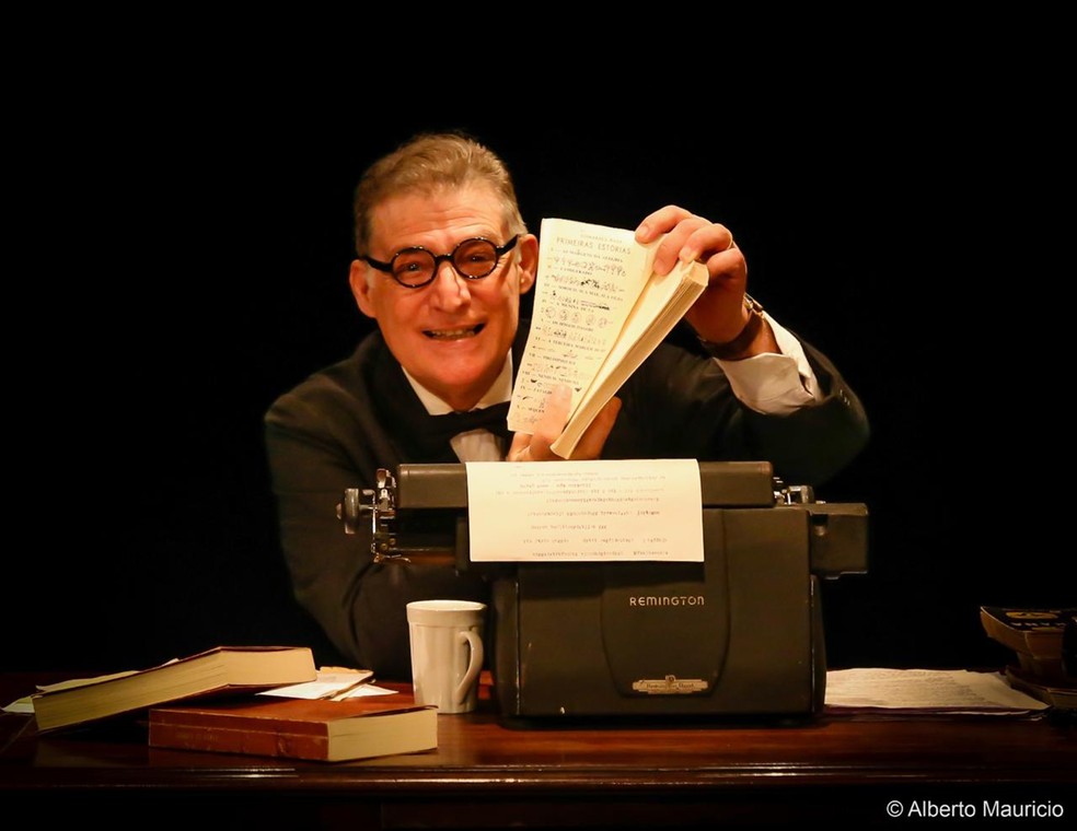 Giuseppe Oristiano como Guimarães Rosa na peça "Pormenor de ausência" — Foto: Divulgação/Alberto Maurício