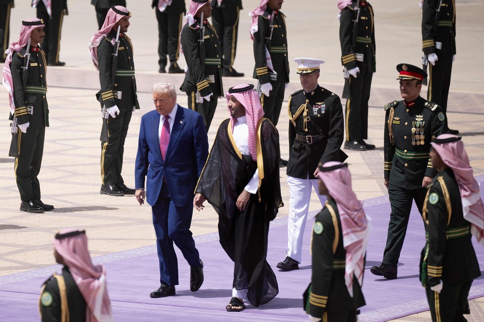 Trump caminha por tapete lavanda ao lado de Salman na chegada &agrave; Ar&aacute;bia Saudita &mdash; Foto: Brendan Smialowski/AFP