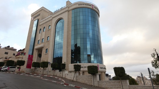 Grupos armados roubaram mais de R$ 350 milhões do Banco da Palestina em Gaza, segundo jornal francês