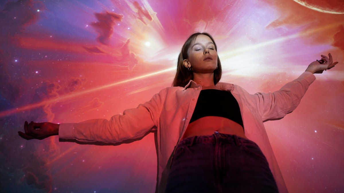 Em Busca de Paz Interior: Como a Espiritualidade Digital Conquista Milhões