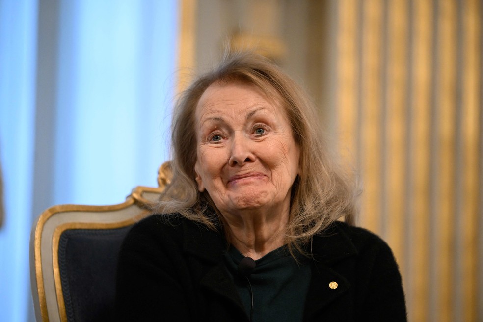 A escritora francesa Annie Ernaux em Estocolmo, onde proferiu seu discurso de aceitação do Nobel — Foto: Anders Wiklund / AFP