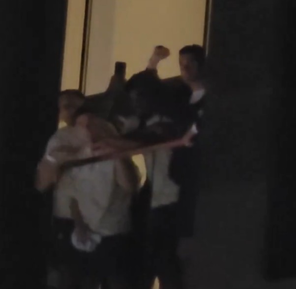 Ronaldo celebra vitória histórica com fãs em janela de hotel