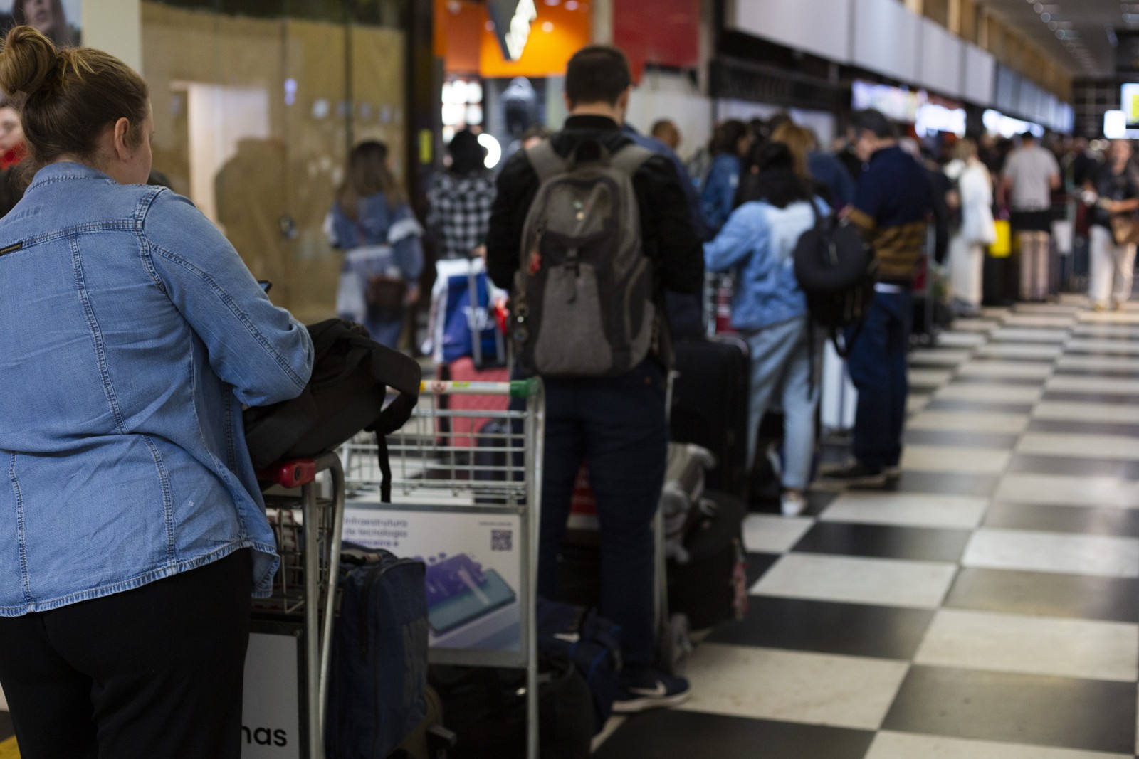 A área do check-in até as escadarias do embarque ficou lotada de passageiros de voos cancelados — Foto: Maria Isabel Oliveira/Agência O Globo