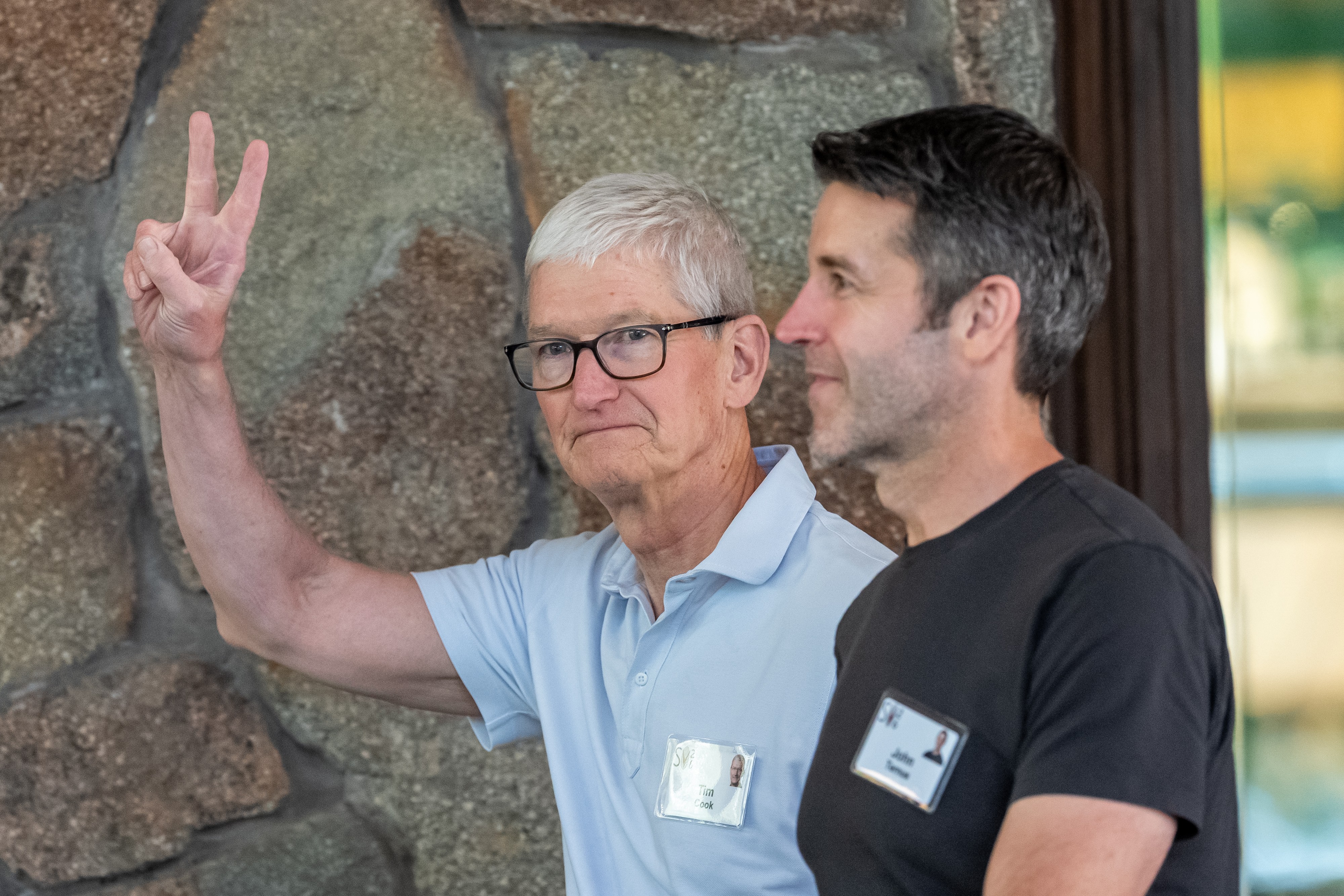Tim Cook deixa o comando da Apple após 15 anos; veja legado do CEO e desafios do sucessor - QTU Questões do Universo